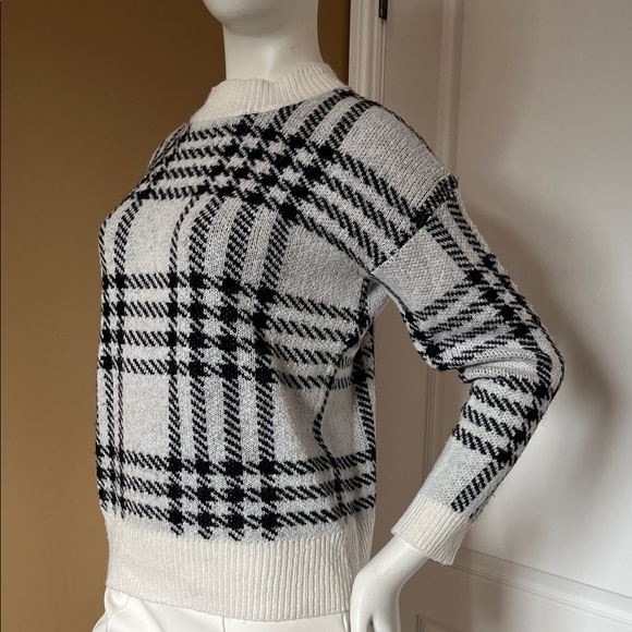 Suzy Shier Cream & Black Plaid Crewneck Sweater - Picture 2 of 9